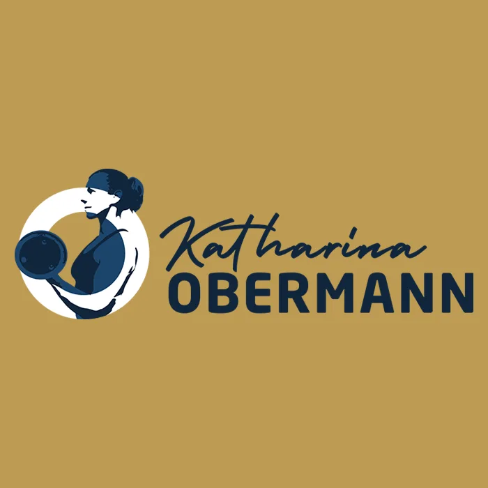 Ein Logo von Pixelflüsterer designen lassen, wie „Katharina Obermann“. Es zeigt die Abbildung einer Frau, die eine Hantel in einem kreisförmigen Rahmen hebt (links). Rechts steht „Katharina Obermann“ in einer Kombination aus Schreibschrift und fetter Schrift. Der Hintergrund ist in Gold gehalten. © Pixelflüsterer